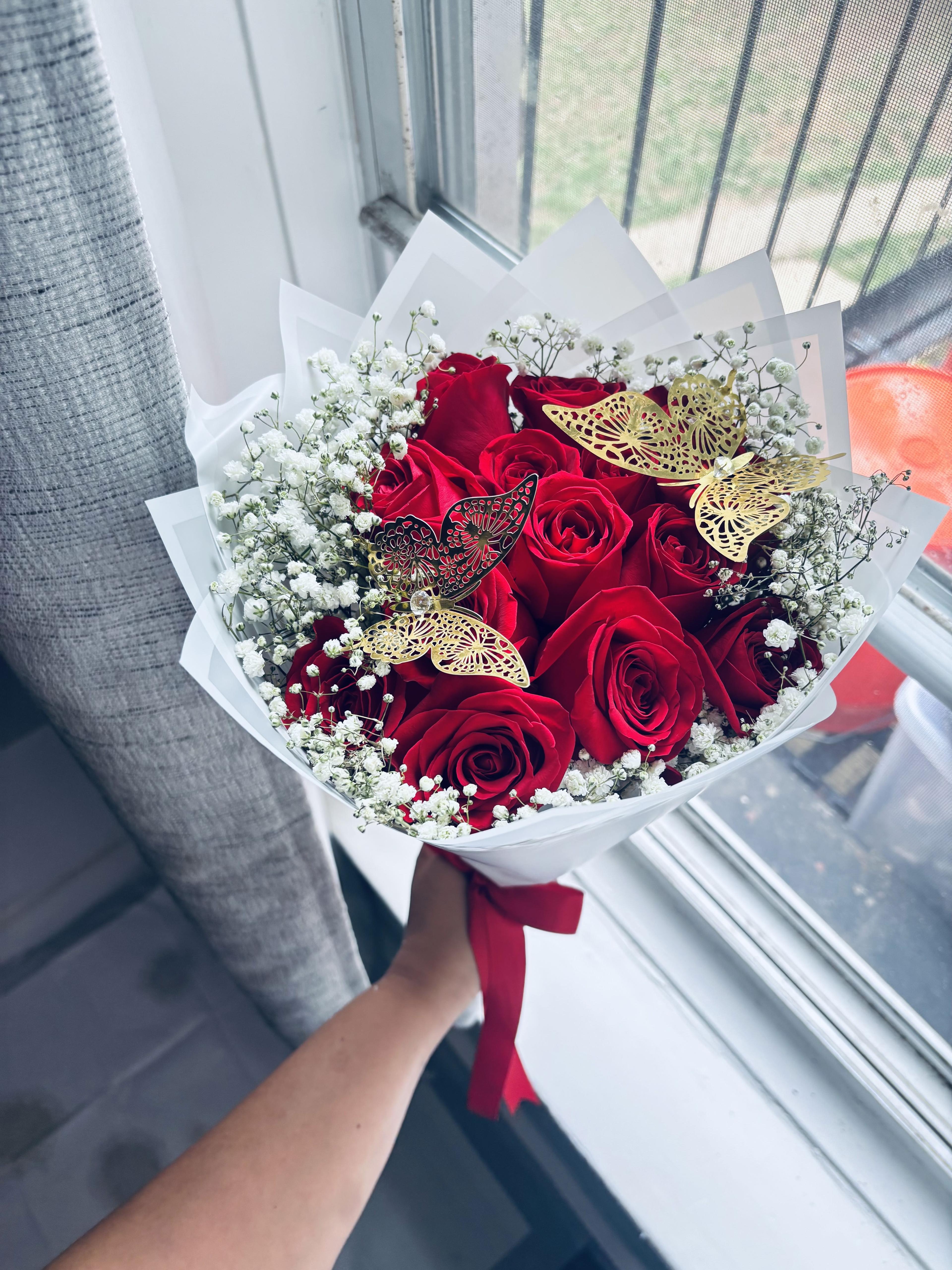 Ramo de 12 rosas rojas con mariposas