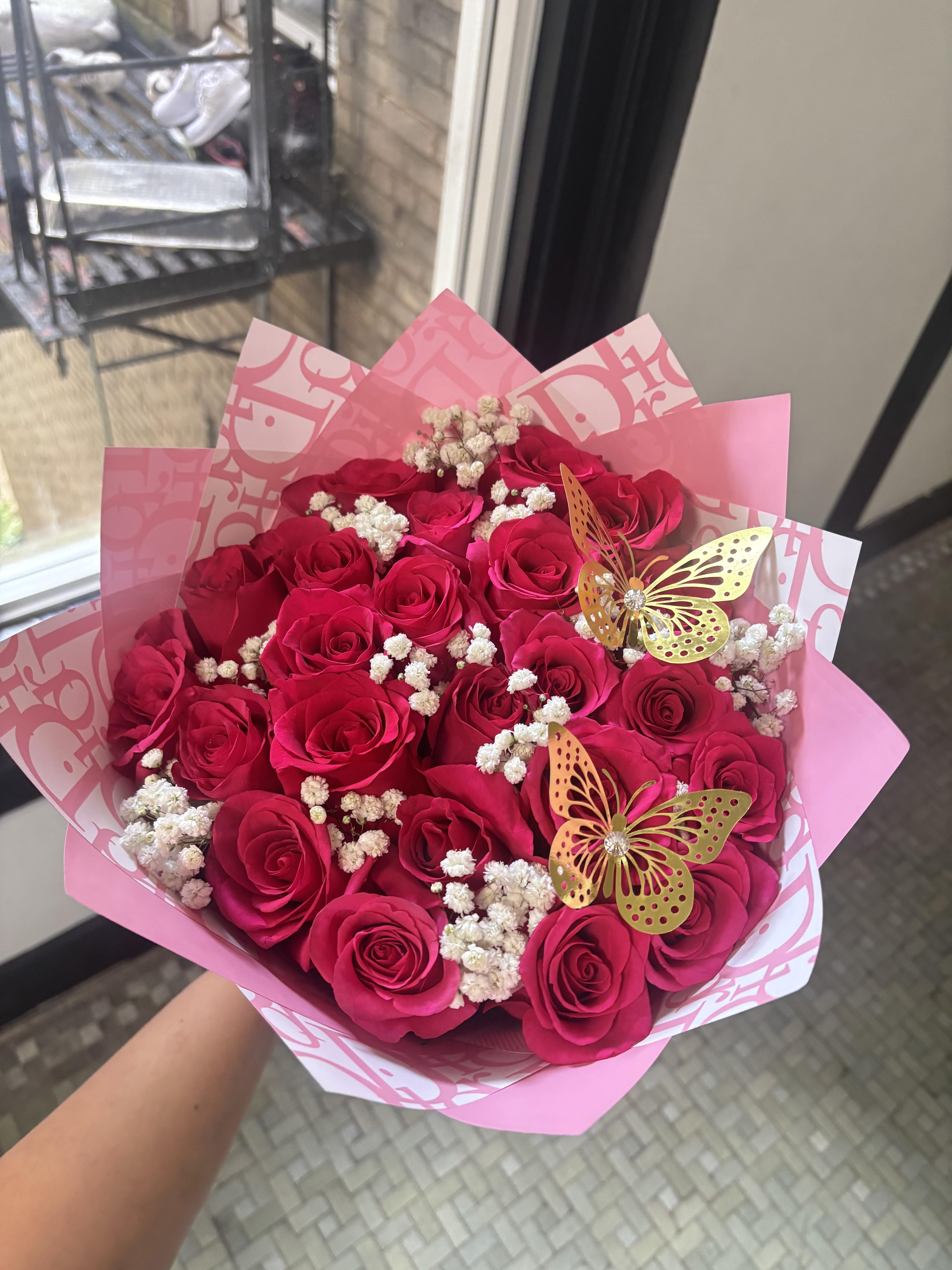 Ramo de 24 rosas rojas con mariposas